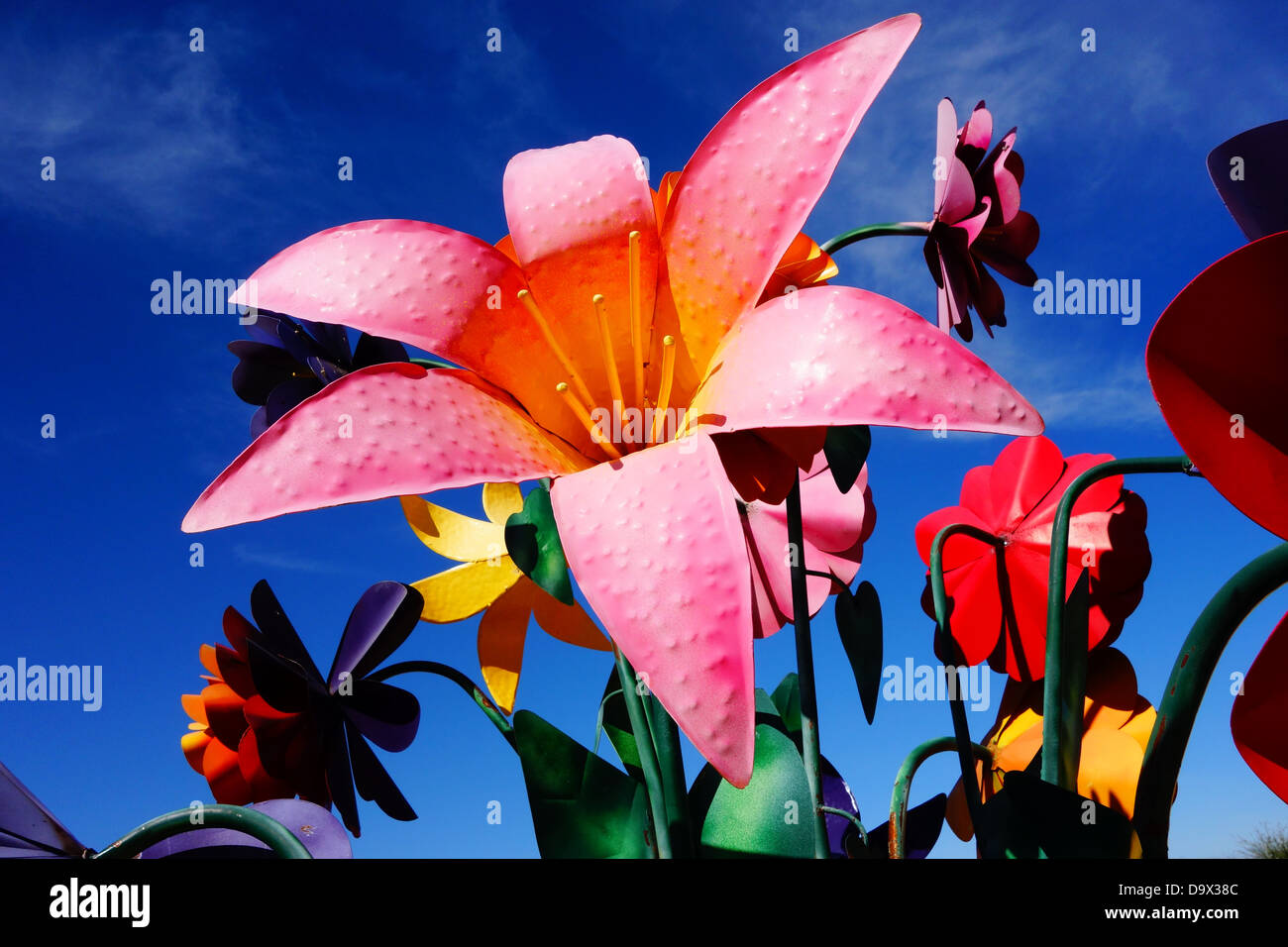 Geformte Blume vor blauem Himmel. Stockfoto