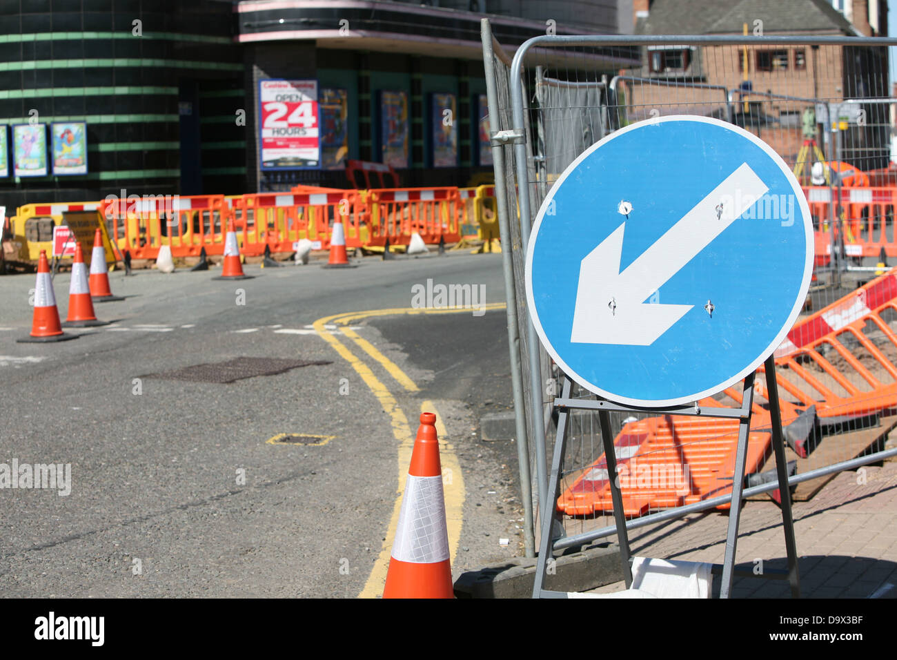 ein Pfeil-Symbol weist uns den Weg für den Verkehr während der Bau einer neuen Straße in loughborough Stockfoto