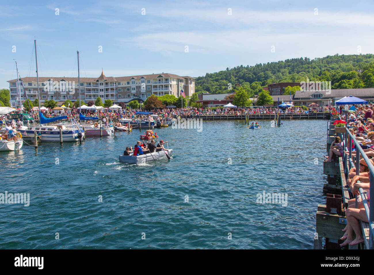 20. jährlichen Watkins Glen Waterfront Festival & Karton Boat Regatta statt im Hafen von Watkins Glen New York Stockfoto