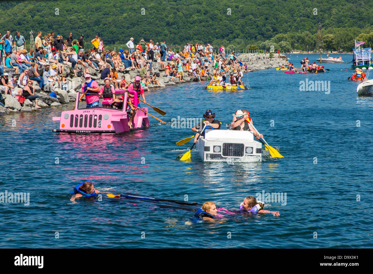 20. jährlichen Watkins Glen Waterfront Festival & Karton Boat Regatta statt im Hafen von Watkins Glen New York Stockfoto