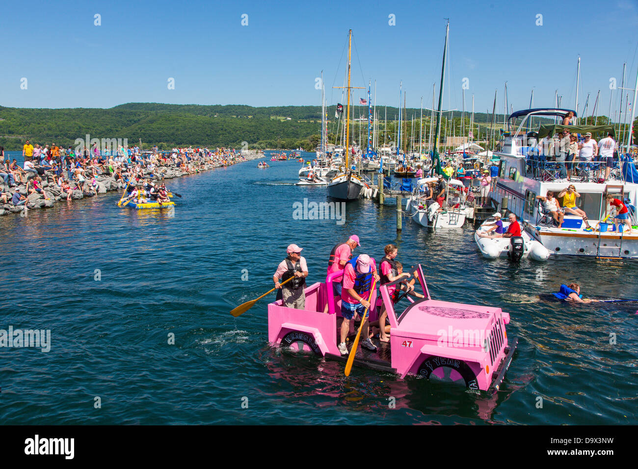 20. jährlichen Watkins Glen Waterfront Festival & Karton Boat Regatta statt im Hafen von Watkins Glen New York Stockfoto