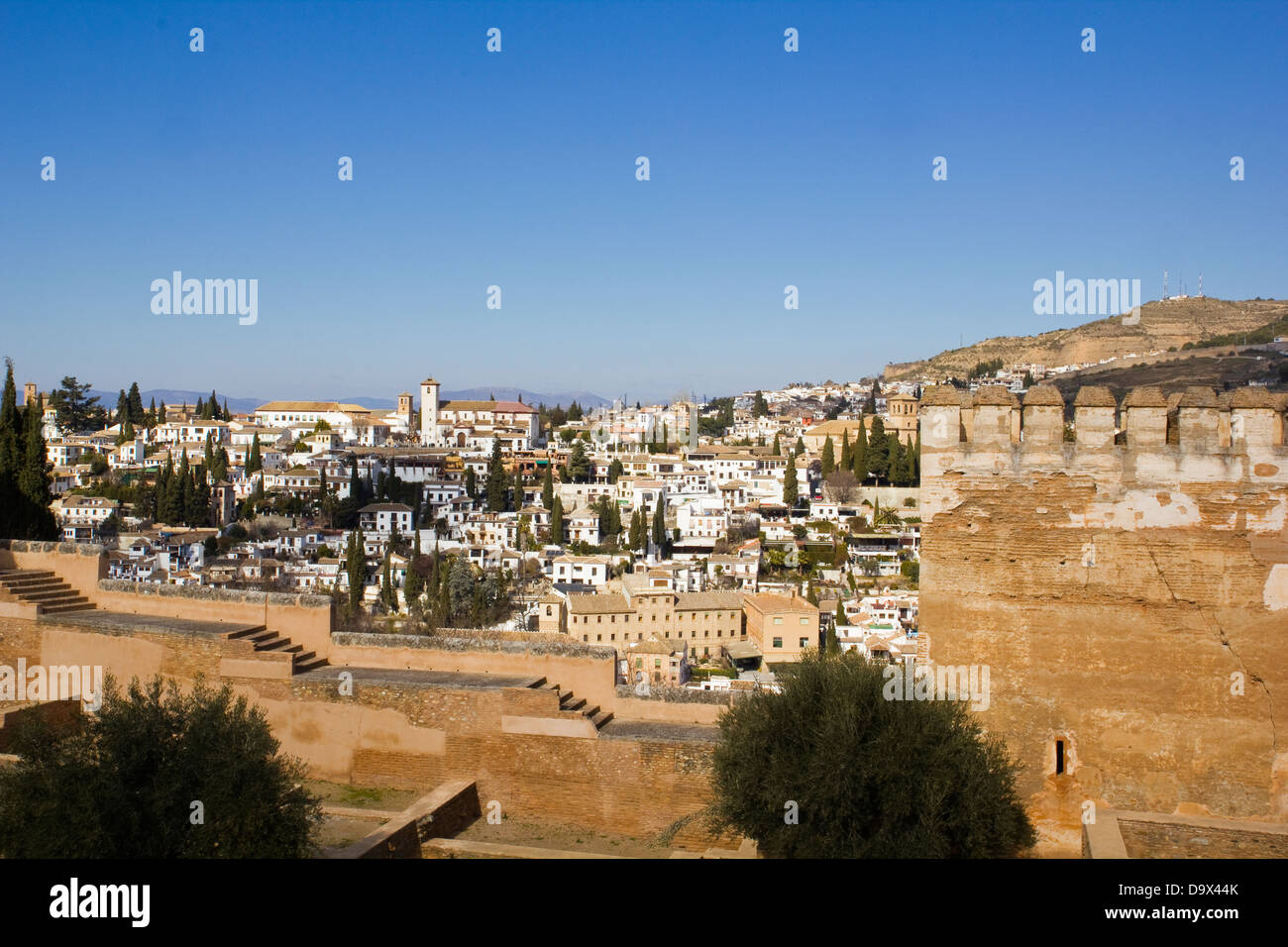 Von Alhambra von Granada. Die Alcazaba von der Alhambra und dem Viertel Albaicin. Granada, Andalusien, Spanien. Stockfoto