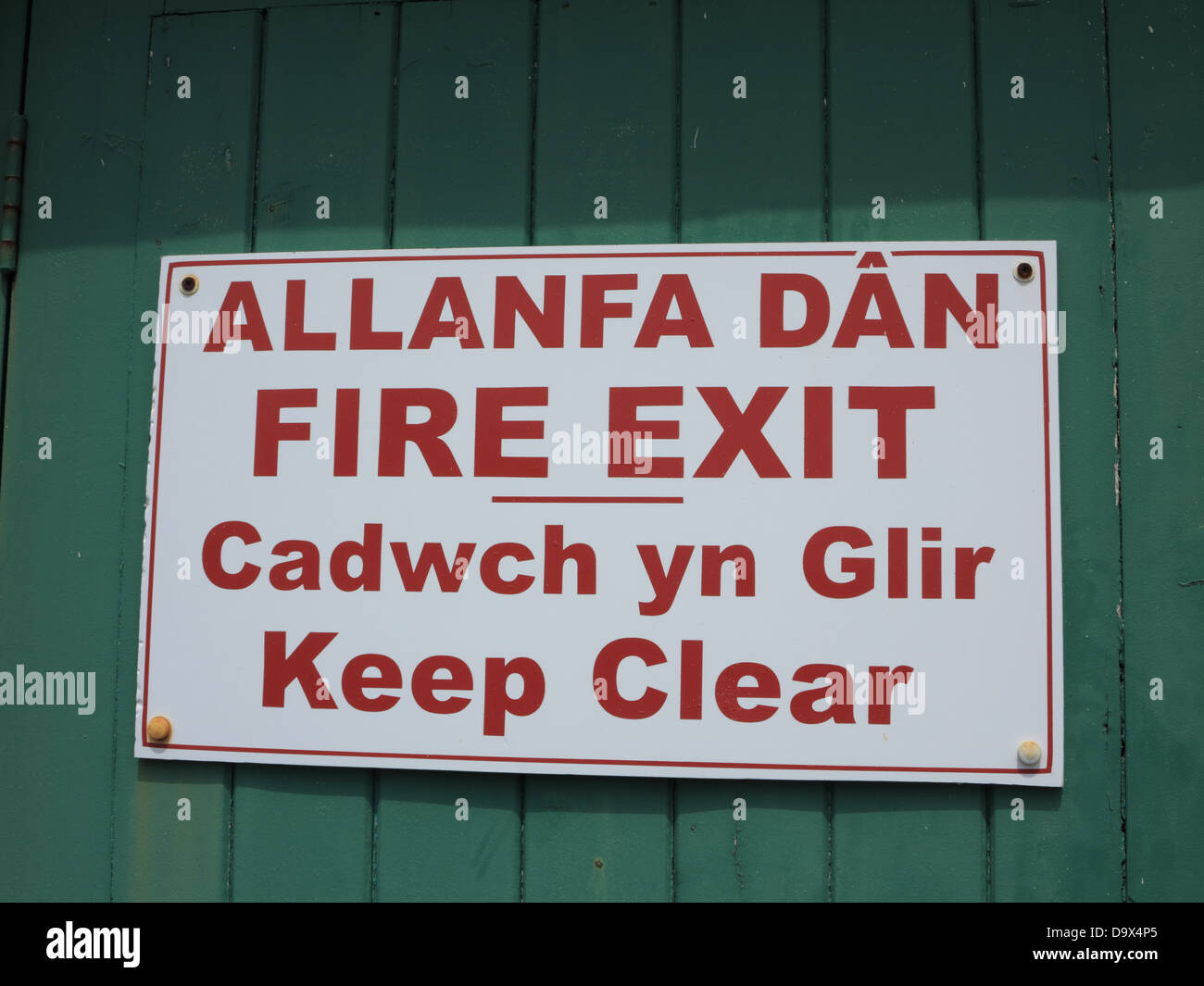 Zweisprachige Welsh Englisch Notausgang Schild Stockfoto