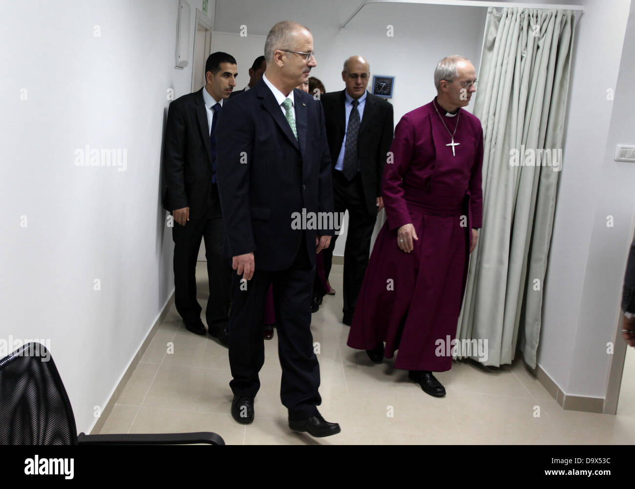 Ramallah, Westjordanland, Palästinensische Gebiete. 27. Juni 2013. Der Erzbischof von Canterbury Justin Welby (2. von rechts) und palästinensische Ministerpräsident Rami Hamdallah (3. rechts) an der Eröffnungsfeier des arabischen bischöflichen Medical Center in der Westbank Ramallah, 27. Juni 2013 teilnehmen. Welby ist bei einem fünftägigen Besuch in Ägypten, Jordanien, Israel und den palästinensischen Gebieten Kredit: Issam Rimawi/APA Images/ZUMAPRESS.com/Alamy Live News Stockfoto