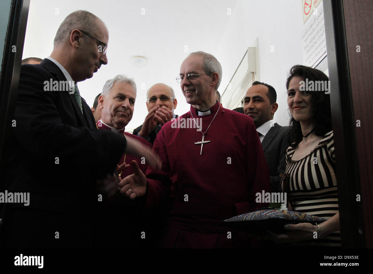 Ramallah, Westjordanland, Palästinensische Gebiete. 27. Juni 2013. Der Erzbischof von Canterbury Justin Welby (2. von rechts) und palästinensische Ministerpräsident Rami Hamdallah (3. rechts) an der Eröffnungsfeier des arabischen bischöflichen Medical Center in der Westbank Ramallah, 27. Juni 2013 teilnehmen. Welby ist bei einem fünftägigen Besuch in Ägypten, Jordanien, Israel und den palästinensischen Gebieten Kredit: Issam Rimawi/APA Images/ZUMAPRESS.com/Alamy Live News Stockfoto