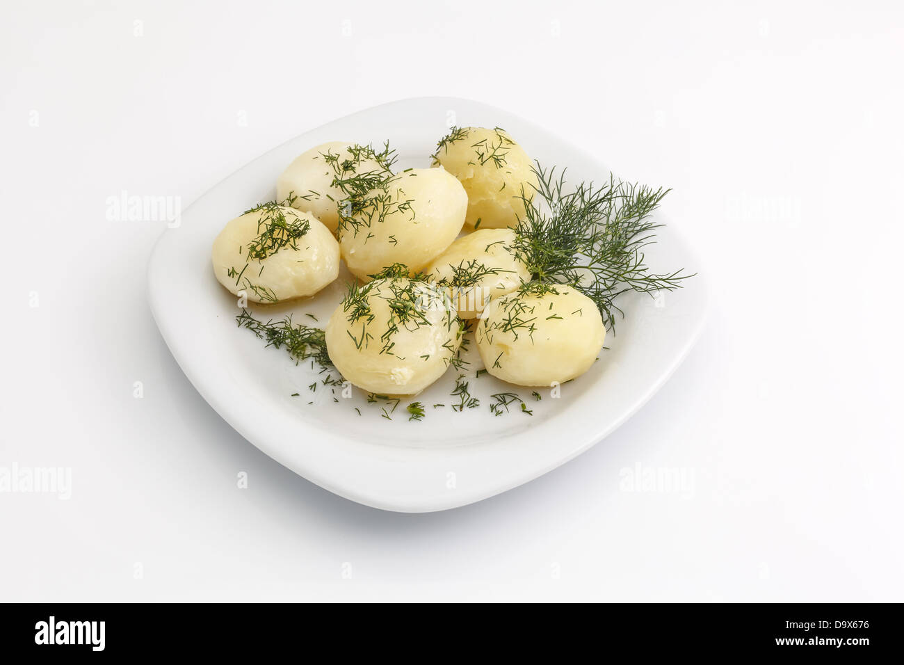 Gekochte Kartoffeln mit Dill auf einem weißen Hintergrund, nicht isoliert Stockfoto