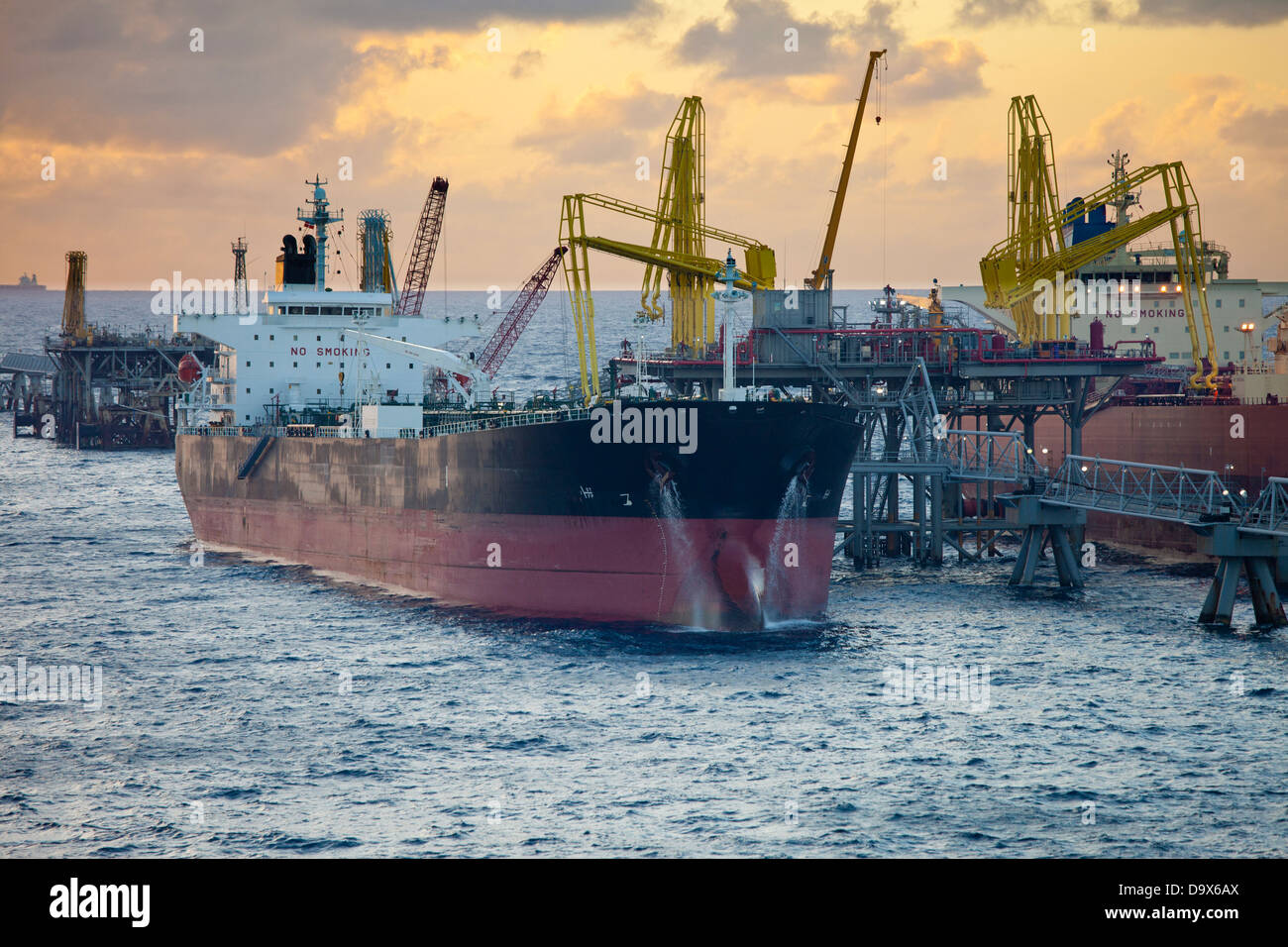 Öltanker Entladen auf hoher See Stockfoto