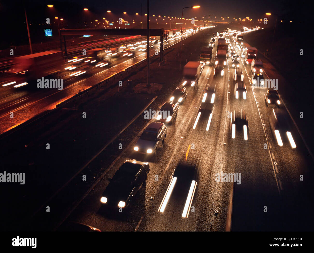 Autobahn-Pendelverkehr auf der M1highway in der Nacht oder am späten Abend, UK Stockfoto
