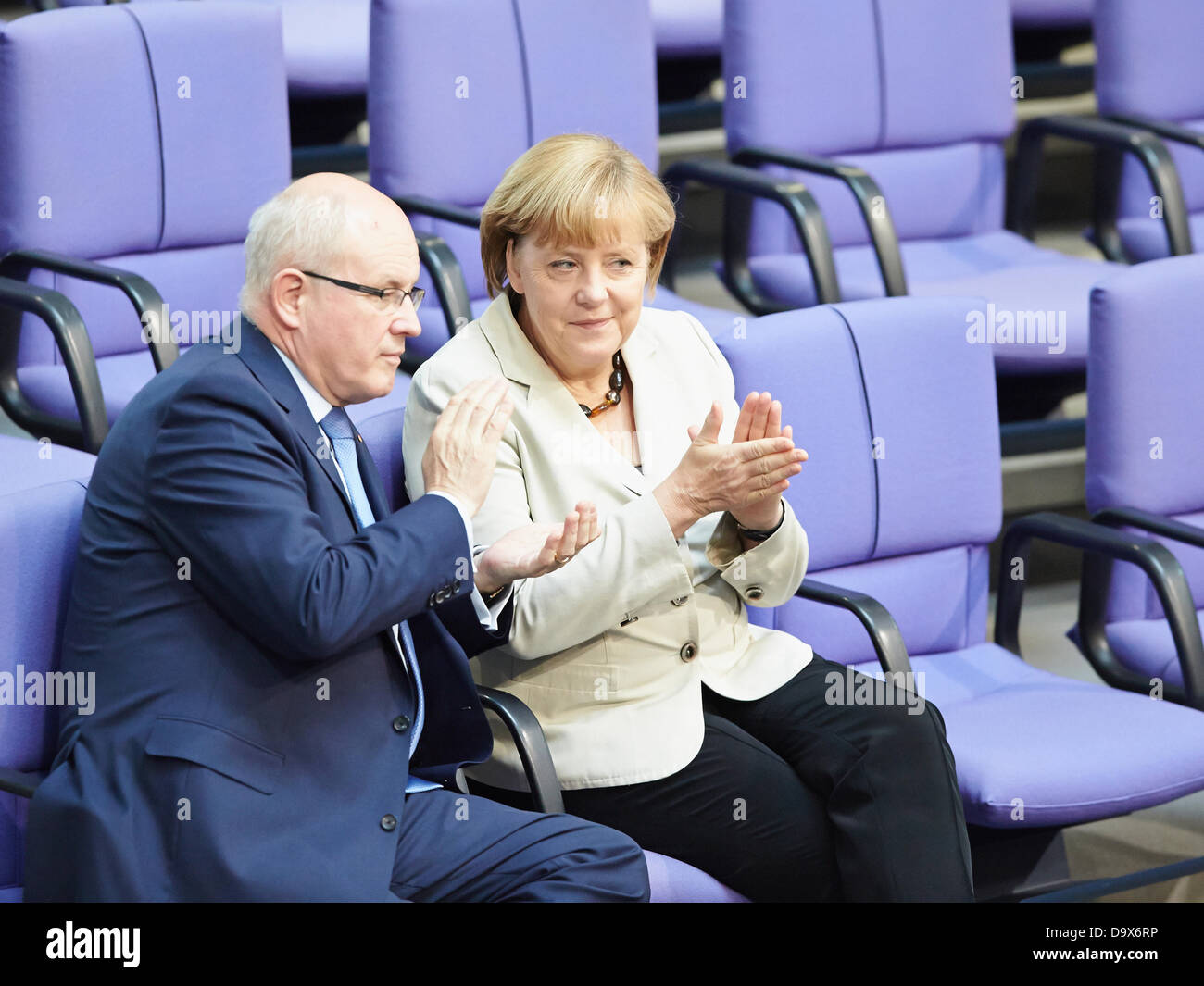 Berlin, Deutschland. 27. Juni 2013. Angela Merkel gibt eine Regierungserklärung zum Thema der letzten G8-Gipfel und auf den bevorstehenden Europäischen Rat 27. und 28. Juni in Brüssel beim Deutschen Bundestag in Berlin. / Foto: Angela Merkel (CDU), Bundeskanzlerin. im Gespräch mit Volker Krauder, Vorsitzender der CDU, nachdem sie Gaves einer Regierungserklärung im Bundestag. Bildnachweis: Reynaldo Chaib Paganelli/Alamy Live-Nachrichten Stockfoto