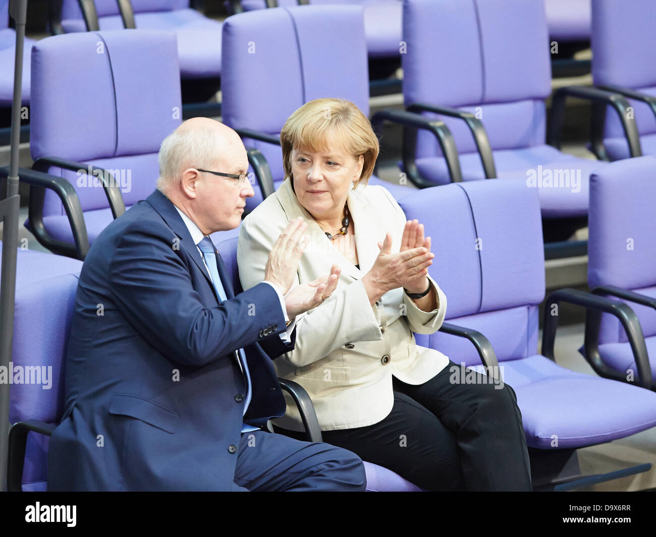 Berlin, Deutschland. 27. Juni 2013. Angela Merkel gibt eine Regierungserklärung zum Thema der letzten G8-Gipfel und auf den bevorstehenden Europäischen Rat 27. und 28. Juni in Brüssel beim Deutschen Bundestag in Berlin. / Foto: Angela Merkel (CDU), Bundeskanzlerin. im Gespräch mit Volker Krauder, Vorsitzender der CDU, nachdem sie Gaves einer Regierungserklärung im Bundestag. Bildnachweis: Reynaldo Chaib Paganelli/Alamy Live-Nachrichten Stockfoto