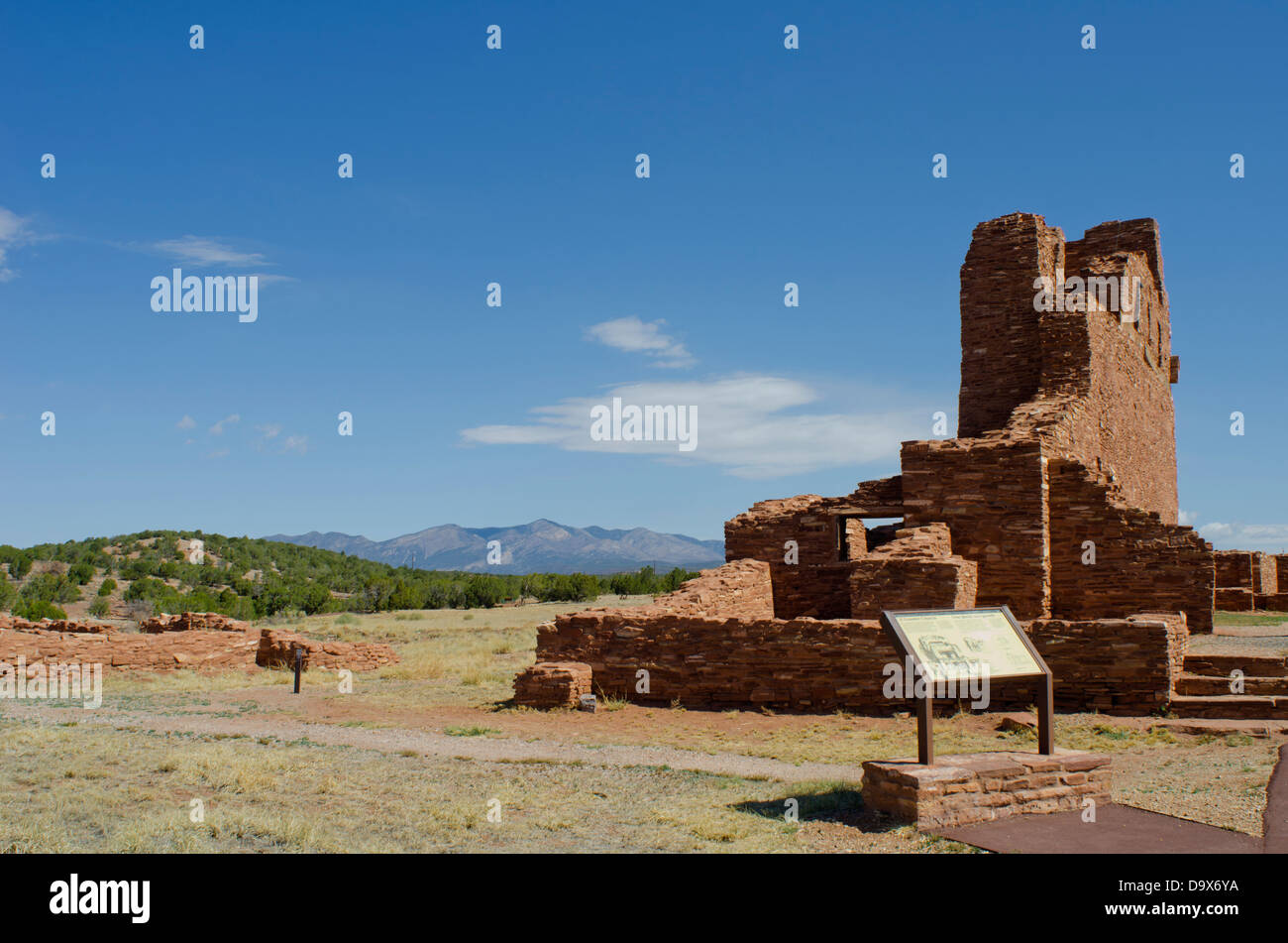 Die Mission San Gregorio de Abo steht auf einer Wiese am Fuße des Gebirges Manzano im Zentrum von New Mexiko. Stockfoto