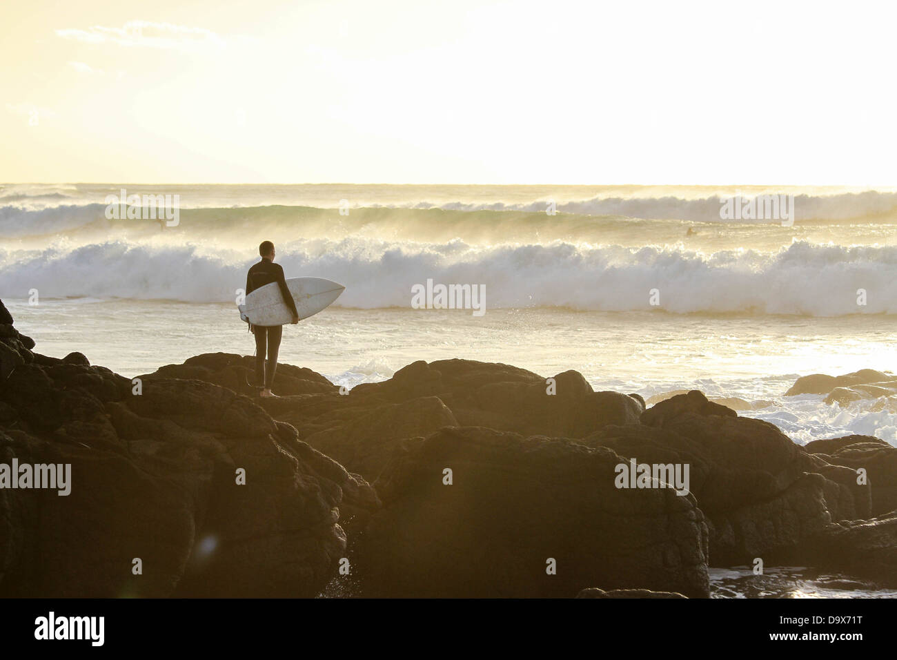 Surfer auf Felsen, Blick auf das Meer Stockfoto