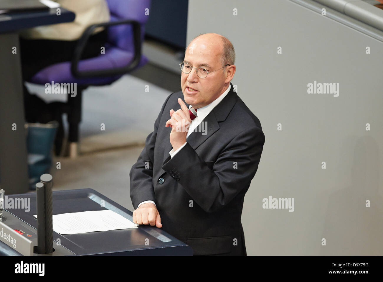 Berlin, Deutschland. 27. Juni 2013. Angela Merkel gibt eine Regierungserklärung zum Thema der letzten G8-Gipfel und auf den bevorstehenden Europäischen Rat 27. und 28. Juni in Brüssel beim Deutschen Bundestag in Berlin. / Foto: Gregor Gysi, Vorsitzender der LINKSPARTEI im Bundestag, im Gespräch mit dem Parlament nach der Regierungserklärung von Angela Merkel (CDU), Bundeskanzlerin. Bildnachweis: Reynaldo Chaib Paganelli/Alamy Live-Nachrichten Stockfoto