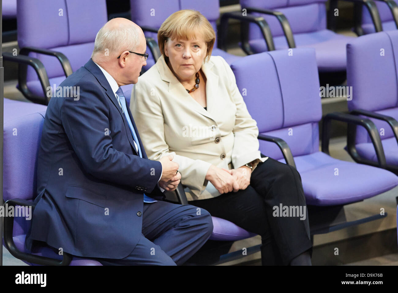 Berlin, Deutschland. 27. Juni 2013. Angela Merkel gibt eine Regierungserklärung zum Thema der letzten G8-Gipfel und auf den bevorstehenden Europäischen Rat 27. und 28. Juni in Brüssel beim Deutschen Bundestag in Berlin. / Foto: Angela Merkel (CDU), Bundeskanzlerin. im Gespräch mit Volker Krauder, Vorsitzender der CDU, und schaut in die Kamera nachdem sie Gaves einer Regierungserklärung im Bundestag. Bildnachweis: Reynaldo Chaib Paganelli/Alamy Live-Nachrichten Stockfoto