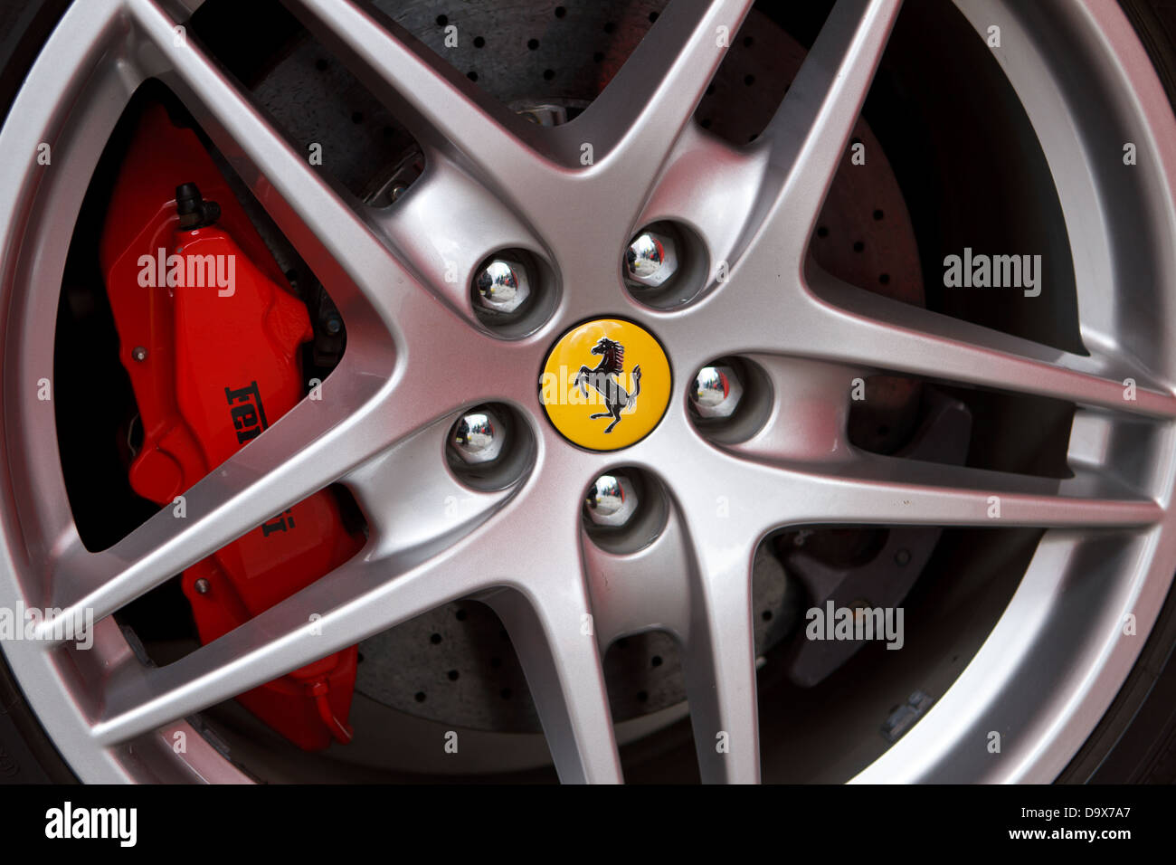 Nahaufnahme von Ferrari Leichtmetallrad mit Logo. Stockfoto