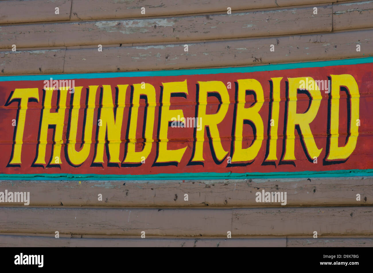 Das Wort "Thunderbird" gemalt auf der Außenseite eines Protokolls beidseitig Gebäude in leuchtenden Farben. Stockfoto