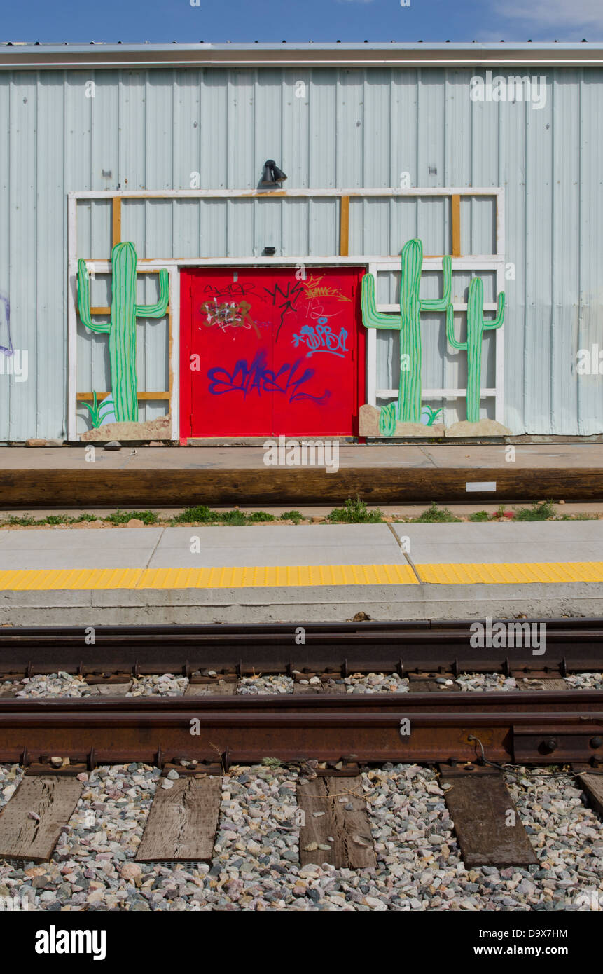 Der Santa Fe Railroad ist Gastgeber für einen Wochenmarkt sowie inoffizielle Graffiti-Künstler, wie hier zu sehen. Stockfoto