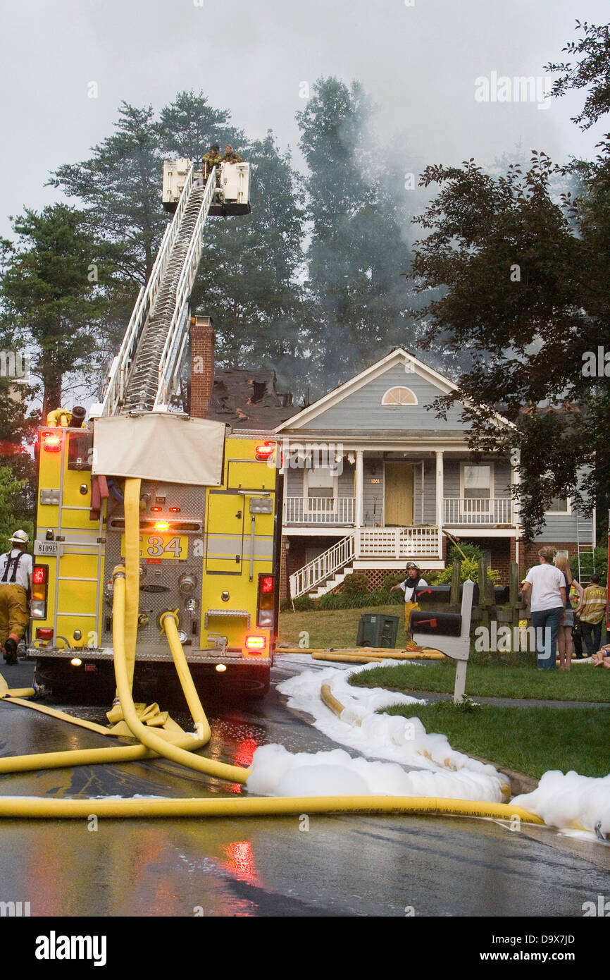 Blitz schlug ein Haus in Redfields Unterteilung des Albemarle County, Virginia am 19. Juni 2007 eines Brandes. Stockfoto