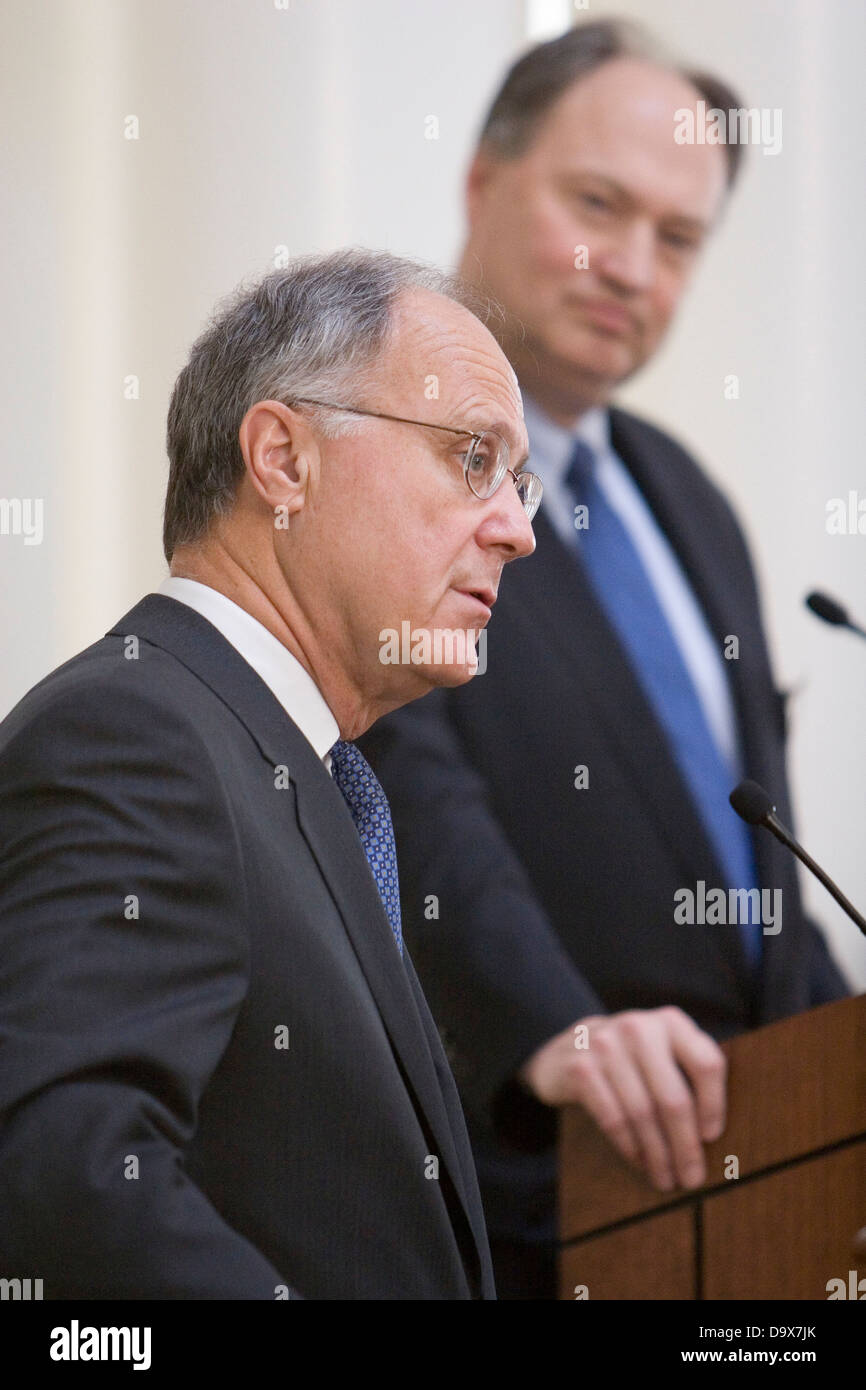 Universität von Virginia Präsident John Casteen (vorne) und Philip Morris USA CEO Mike Szymanczyk (wieder) kündigte eine Spende von $ 25 Millionen an die Universität von Richmond ansässige Firma am 9. Februar 2007 in der Kuppel-Raum der Rotunde, Charlottesville, VA. Die Spenden gehen an medizinische Forschung und Führung Geschäftsinitiativen bei UVA unterstützen. Stockfoto