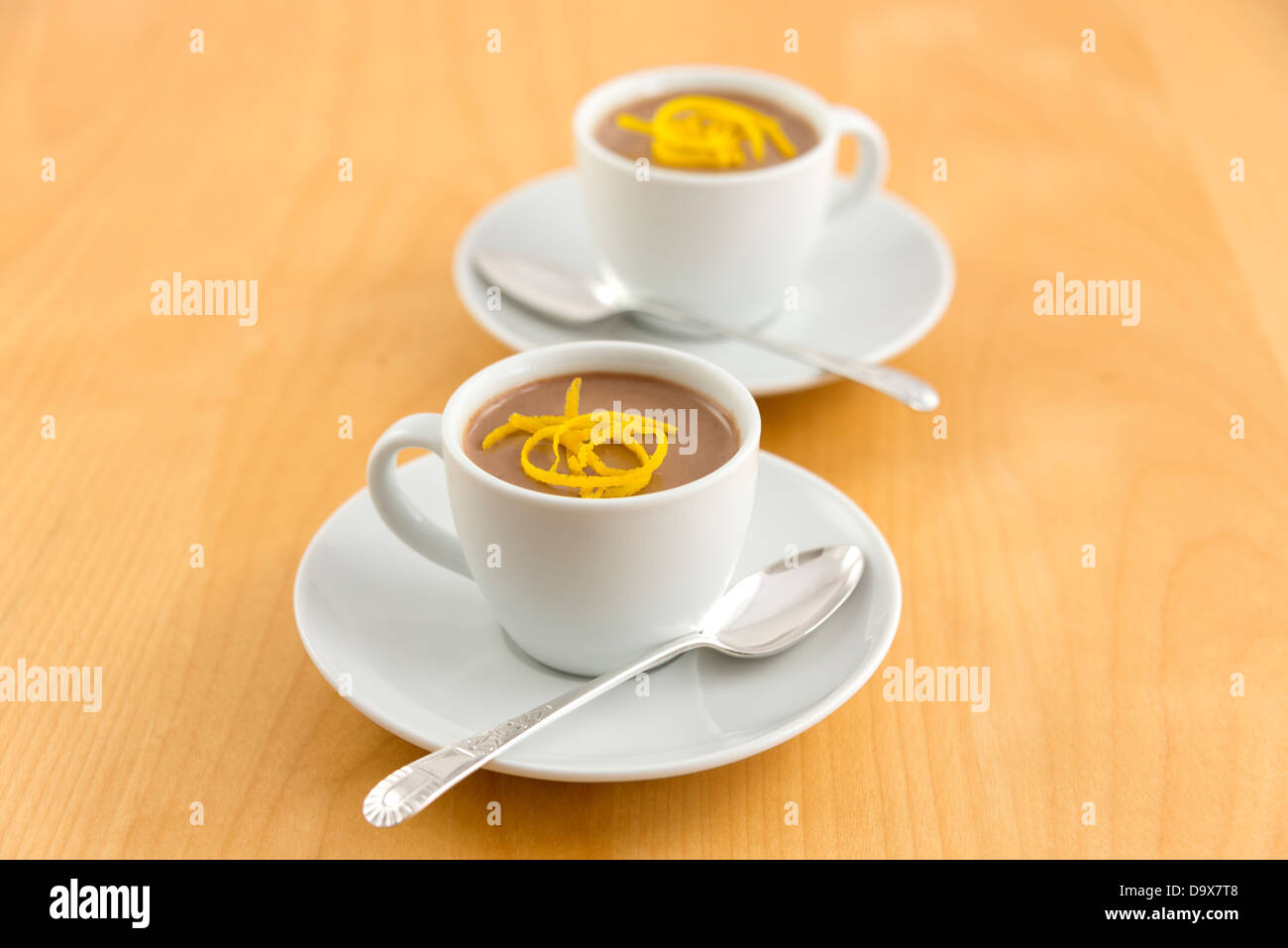 Kleine Schokolade Orange Töpfe - ein luxuriöses Schokolade, orange und Creme-Dessert serviert in winzige weiße Kaffeetassen. Stockfoto