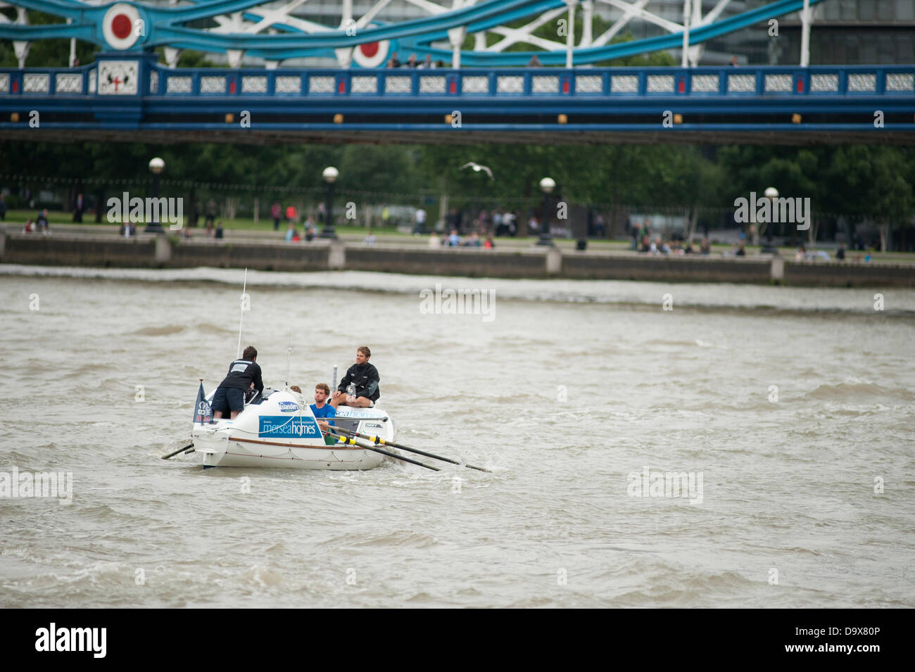 London, UK. 27. Juni 2013. 4 Mann-Insulaner-Team die Runde Großbritannien GB-Reihe zerbrechen und Preisgeld von £100.000,00 zu nehmen. 26 Tage 09 Stunden 09 Minuten 58 Sekunden nonstop. Bildnachweis: Malcolm Park/Alamy Live-Nachrichten Stockfoto