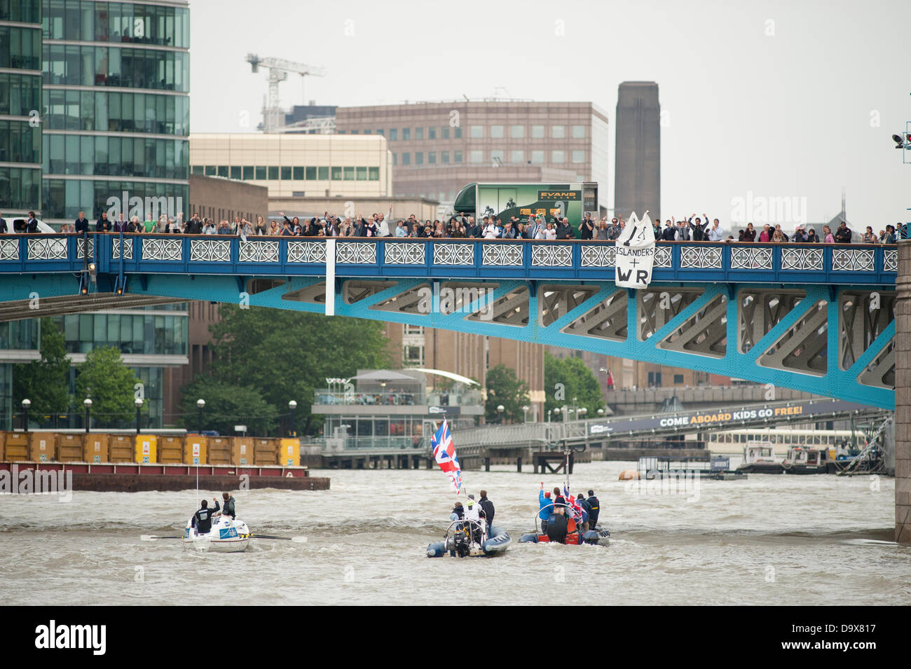 London, UK. 27. Juni 2013. 4 Mann-Insulaner-Team die Runde Großbritannien GB-Reihe zerbrechen und Preisgeld von £100.000,00 zu nehmen. 26 Tage 09 Stunden 09 Minuten 58 Sekunden nonstop. Wellwishers Linie Tower Bridge an der Ziellinie Credit: Malcolm Park/Alamy Live News Stockfoto