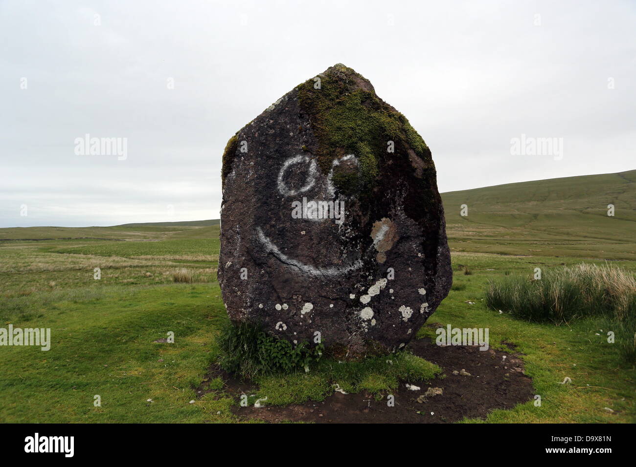 Brecon Beacons, Wales, UK, Donnerstag, 27. Juni 2013 im Bild: The Maen Llia Bronzezeit Stein, verwüstet worden.   Re: Vandalen, die Bronzezeit Stein in Brecon-Beacons-Nationalpark mit einem Smiley beschmiert sind kritisiert worden.  Die 3,7 m (12ft) Maen Llia Menhir ist als eine Stätte von nationalen archäologischen Bedeutung anerkannt.  Es ist wahrscheinlich, dass der Stein in der späten Jungsteinzeit oder frühen Bronzezeit zwischen 2500 errichtet wurde und 1800BC.  Die Graffiti wird vom Stein entfernt der zwischen Heol Senni und Ystradfellte liegt. Bildnachweis: D Legakis/Alamy Live-Nachrichten Stockfoto