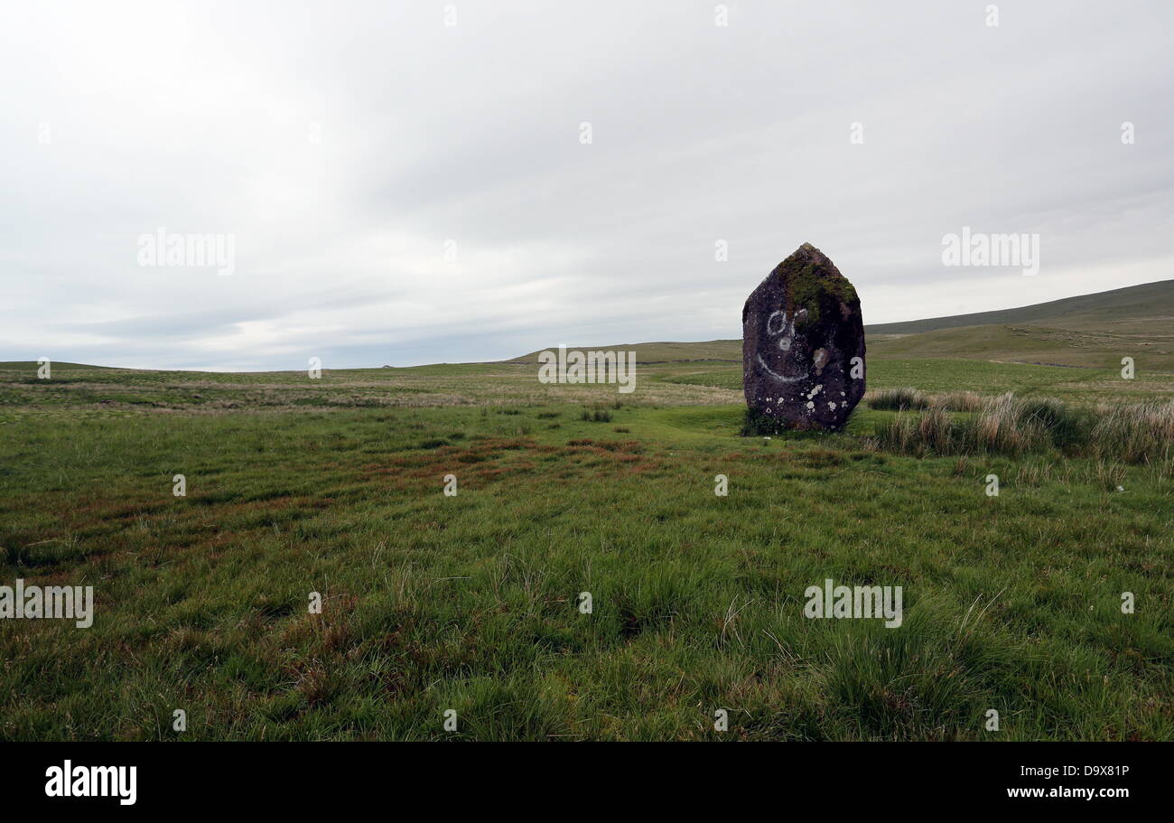 Brecon Beacons, Wales, UK, Donnerstag, 27. Juni 2013 im Bild: The Maen Llia Bronzezeit Stein, verwüstet worden.   Re: Vandalen, die Bronzezeit Stein in Brecon-Beacons-Nationalpark mit einem Smiley beschmiert sind kritisiert worden.  Die 3,7 m (12ft) Maen Llia Menhir ist als eine Stätte von nationalen archäologischen Bedeutung anerkannt.  Es ist wahrscheinlich, dass der Stein in der späten Jungsteinzeit oder frühen Bronzezeit zwischen 2500 errichtet wurde und 1800BC.  Die Graffiti wird vom Stein entfernt der zwischen Heol Senni und Ystradfellte liegt. Bildnachweis: D Legakis/Alamy Live-Nachrichten Stockfoto