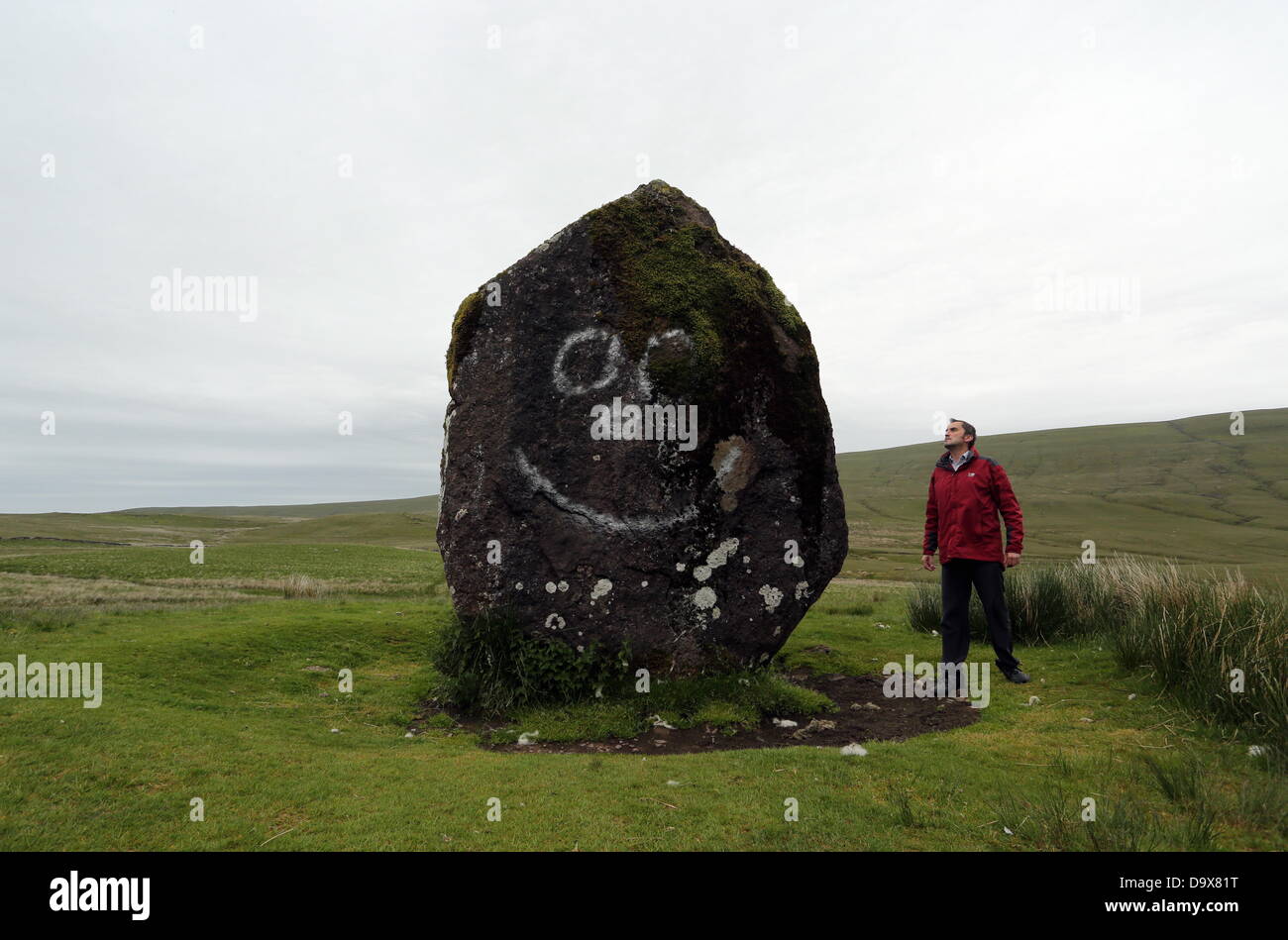 Brecon Beacons, Wales, UK, Donnerstag, 27. Juni 2013 im Bild: The Maen Llia Bronzezeit Stein, verwüstet worden.   Re: Vandalen, die Bronzezeit Stein in Brecon-Beacons-Nationalpark mit einem Smiley beschmiert sind kritisiert worden.  Die 3,7 m (12ft) Maen Llia Menhir ist als eine Stätte von nationalen archäologischen Bedeutung anerkannt.  Es ist wahrscheinlich, dass der Stein in der späten Jungsteinzeit oder frühen Bronzezeit zwischen 2500 errichtet wurde und 1800BC.  Die Graffiti wird vom Stein entfernt der zwischen Heol Senni und Ystradfellte liegt. Bildnachweis: D Legakis/Alamy Live-Nachrichten Stockfoto