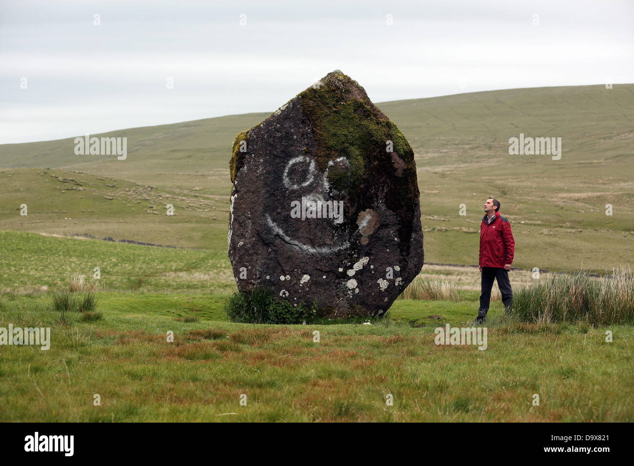 Brecon Beacons, Wales, UK, Donnerstag, 27. Juni 2013 im Bild: The Maen Llia Bronzezeit Stein, verwüstet worden.   Re: Vandalen, die Bronzezeit Stein in Brecon-Beacons-Nationalpark mit einem Smiley beschmiert sind kritisiert worden.  Die 3,7 m (12ft) Maen Llia Menhir ist als eine Stätte von nationalen archäologischen Bedeutung anerkannt.  Es ist wahrscheinlich, dass der Stein in der späten Jungsteinzeit oder frühen Bronzezeit zwischen 2500 errichtet wurde und 1800BC.  Die Graffiti wird vom Stein entfernt der zwischen Heol Senni und Ystradfellte liegt. Bildnachweis: D Legakis/Alamy Live-Nachrichten Stockfoto