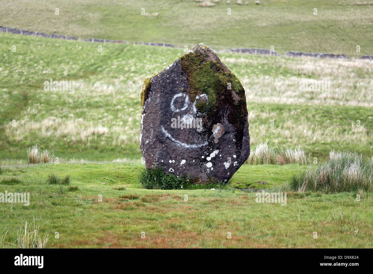 Brecon Beacons, Wales, UK, Donnerstag, 27. Juni 2013 im Bild: The Maen Llia Bronzezeit Stein, verwüstet worden.   Re: Vandalen, die Bronzezeit Stein in Brecon-Beacons-Nationalpark mit einem Smiley beschmiert sind kritisiert worden.  Die 3,7 m (12ft) Maen Llia Menhir ist als eine Stätte von nationalen archäologischen Bedeutung anerkannt.  Es ist wahrscheinlich, dass der Stein in der späten Jungsteinzeit oder frühen Bronzezeit zwischen 2500 errichtet wurde und 1800BC.  Die Graffiti wird vom Stein entfernt der zwischen Heol Senni und Ystradfellte liegt. Bildnachweis: D Legakis/Alamy Live-Nachrichten Stockfoto