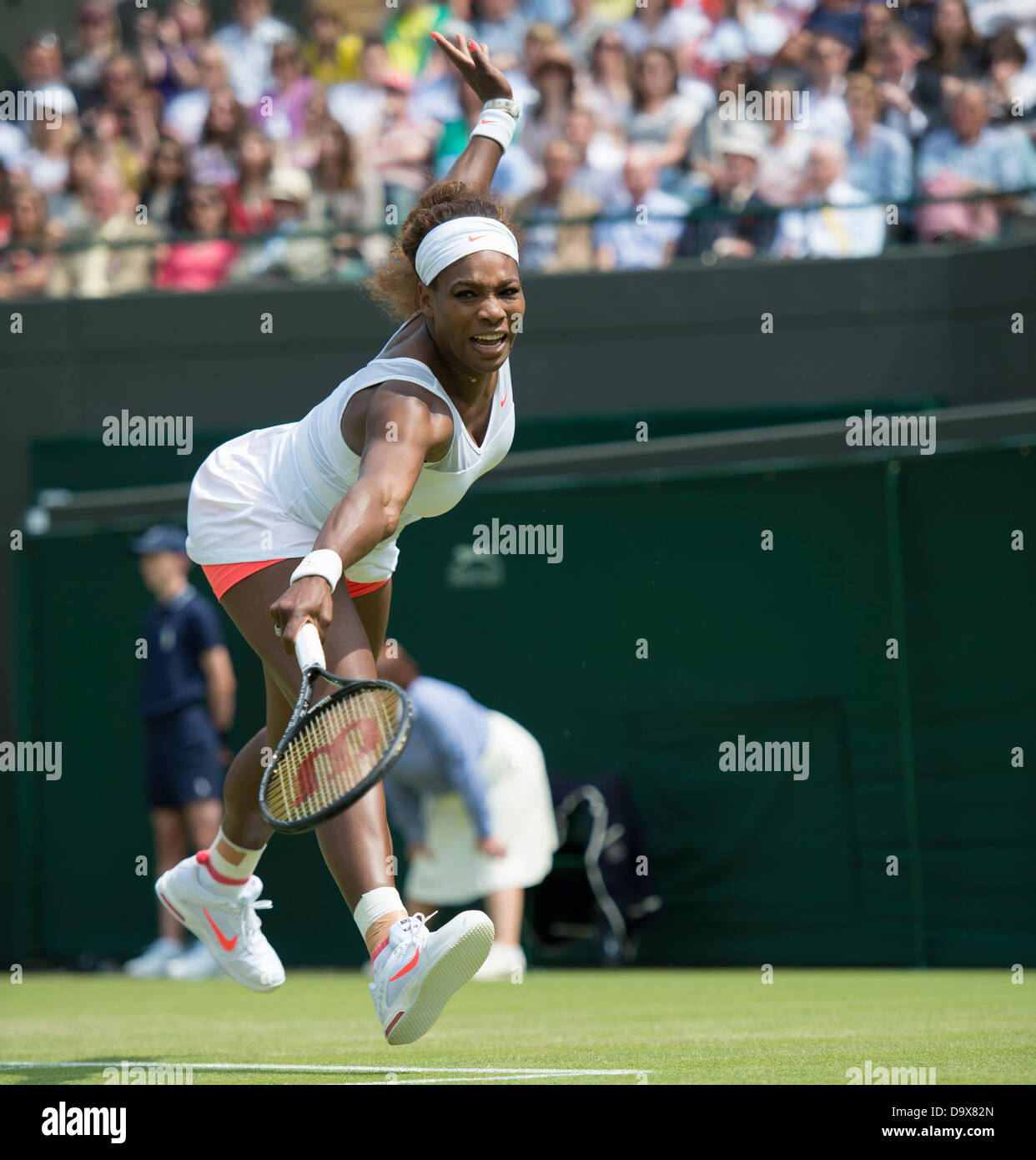 London, UK. 27. Juni 2013. Wimbledon Tennis Championships 2013 statt in The All England Lawn Tennis and Croquet Club, London, England, UK.    Serena Williams (USA) [1] (in orange Shorts) V Caroline Garcia (FRA) auf Platz Nr. 1. Bildnachweis: Duncan Grove/Alamy Live-Nachrichten Stockfoto