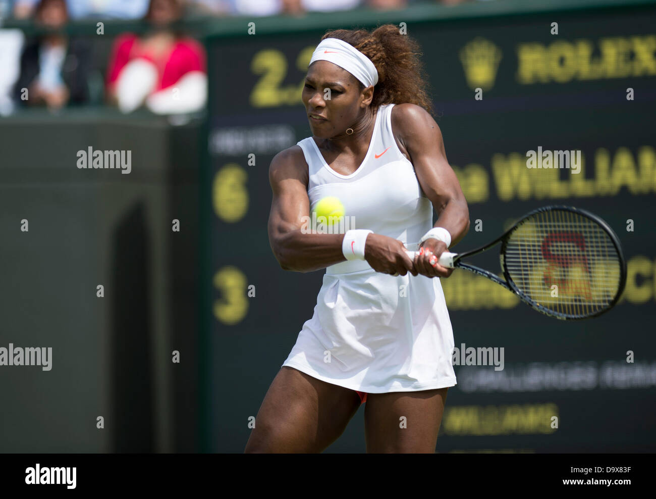 London, UK. 27. Juni 2013. Wimbledon Tennis Championships 2013 statt in The All England Lawn Tennis and Croquet Club, London, England, UK.    Serena Williams (USA) [1] (in orange Shorts) V Caroline Garcia (FRA) auf Platz Nr. 1. Bildnachweis: Duncan Grove/Alamy Live-Nachrichten Stockfoto