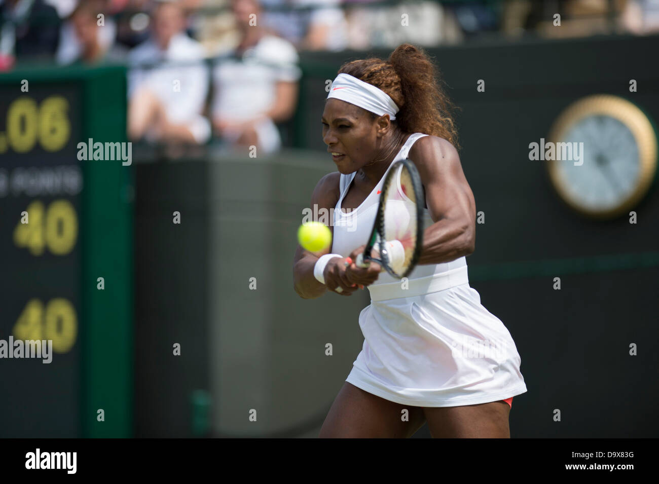 London, UK. 27. Juni 2013. Wimbledon Tennis Championships 2013 statt in The All England Lawn Tennis and Croquet Club, London, England, UK.    Serena Williams (USA) [1] (in orange Shorts) V Caroline Garcia (FRA) auf Platz Nr. 1. Bildnachweis: Duncan Grove/Alamy Live-Nachrichten Stockfoto