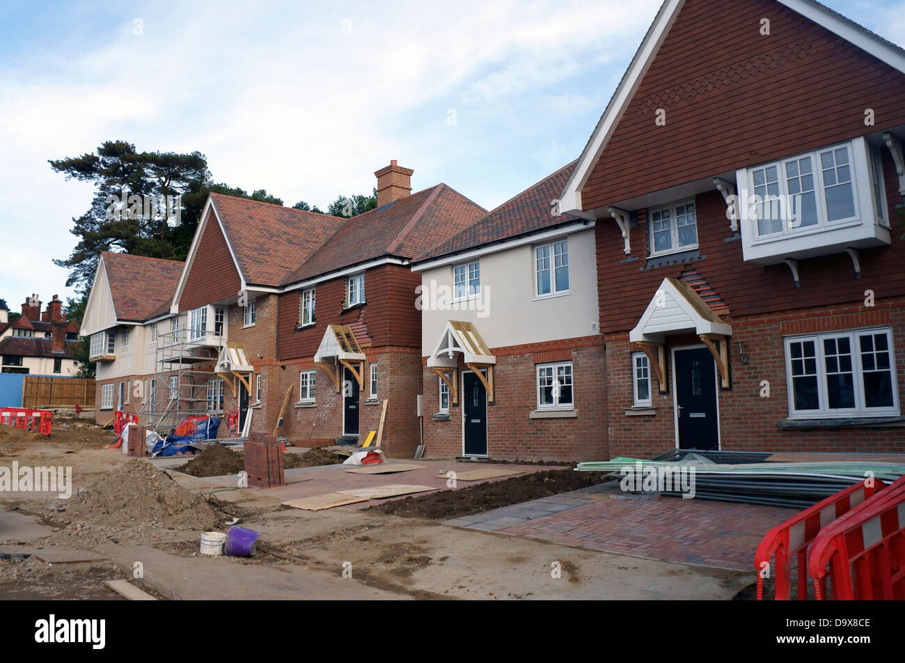 Neue Häuser auf dem alten A3 gebaut, in der Nähe von The Devil's Punchbowl, Hindhead, Surrey, Großbritannien Stockfoto