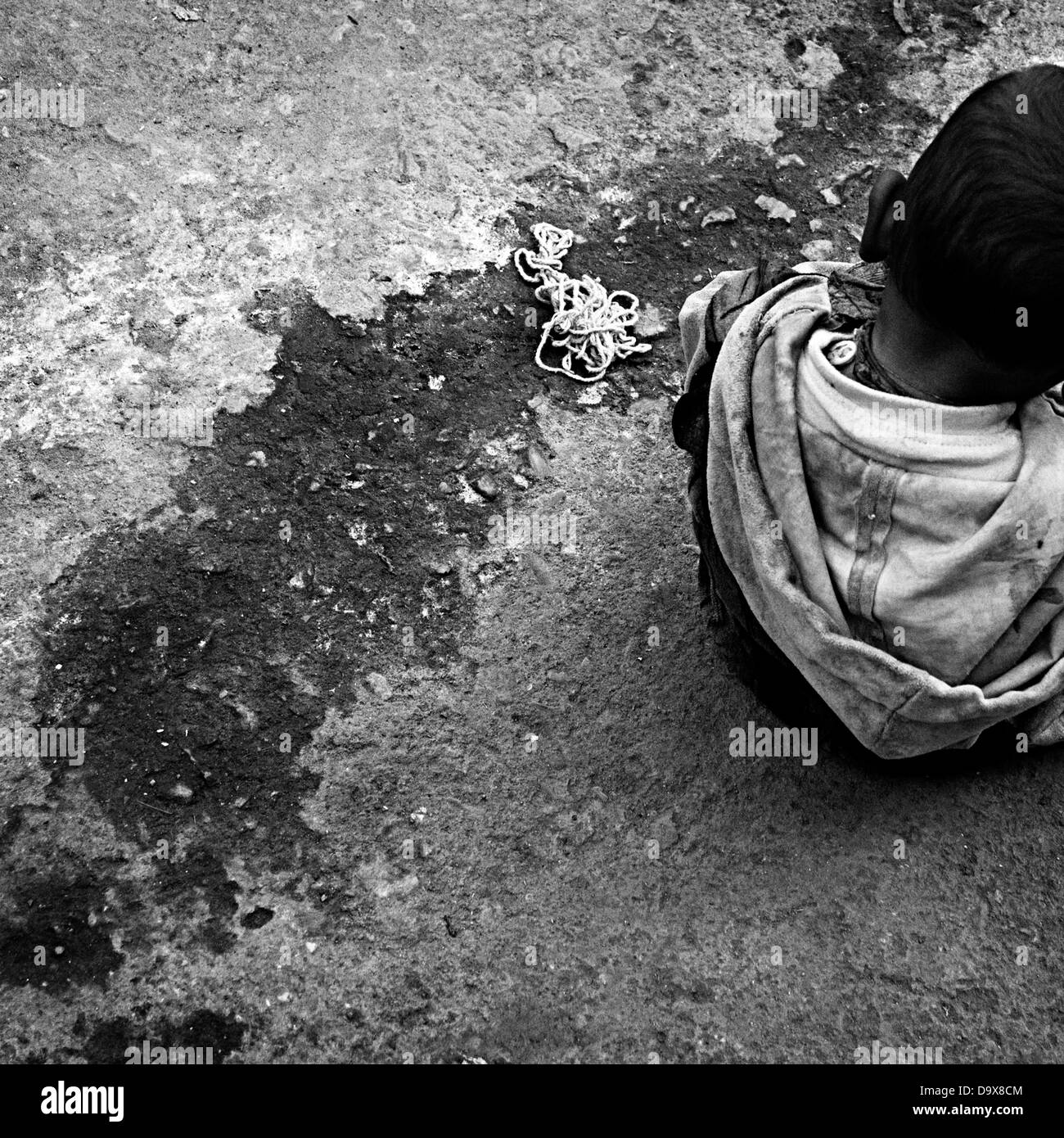 Junge spielt auf dem Boden, Jodhpur, Rajasthan, Indien Stockfoto