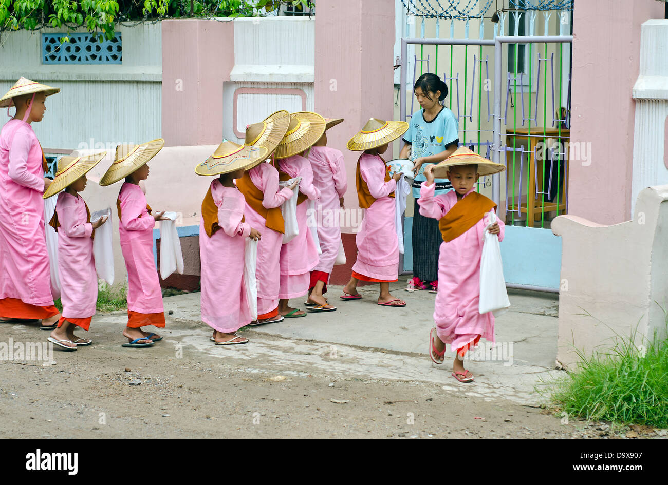 Nonnen, die betteln, Hsipaw, Birma Stockfoto