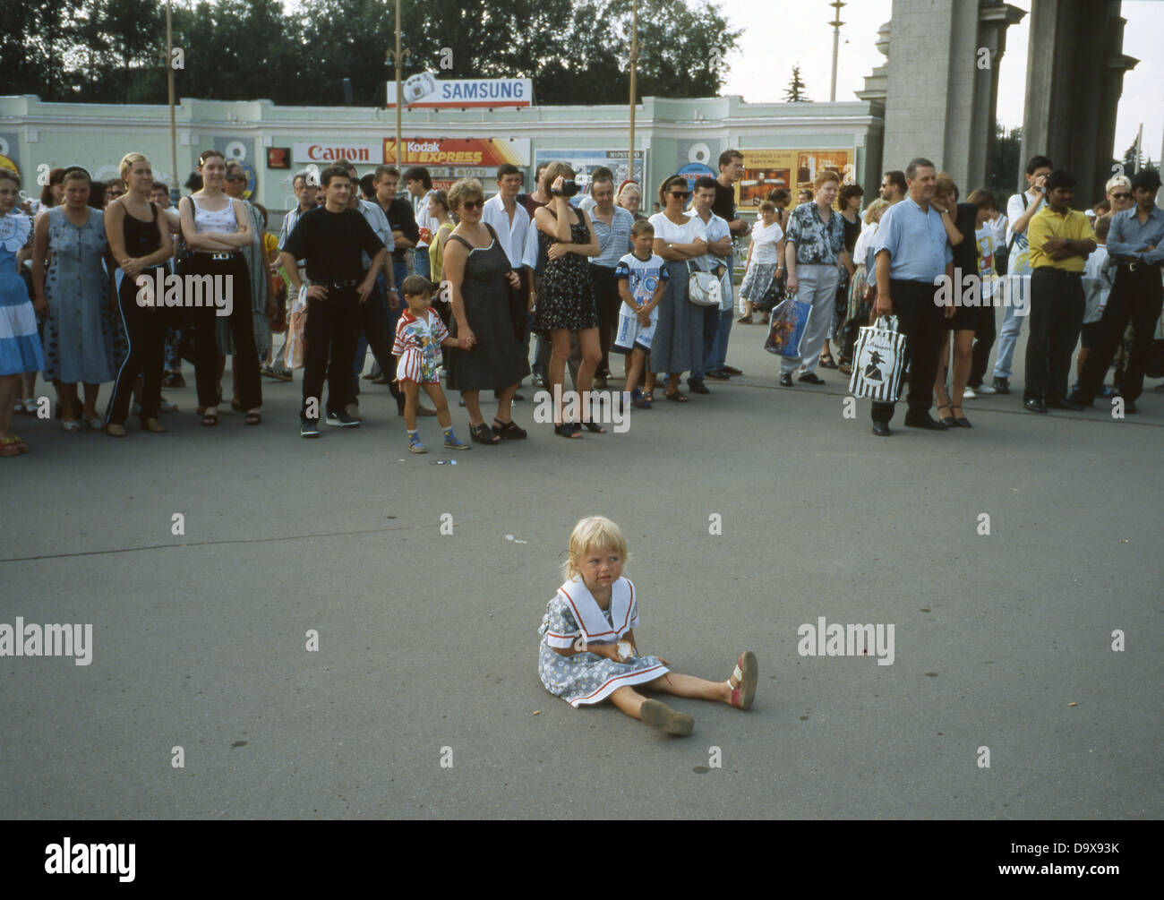 Kind fragt für wohltätige Zwecke in Moskau Stockfoto