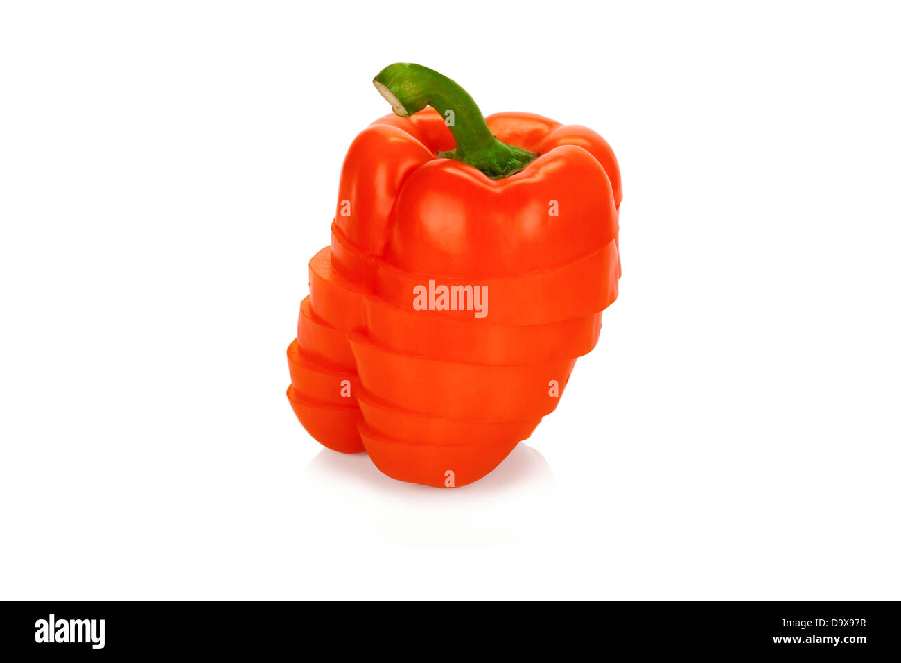 In Scheiben geschnittene rote Paprika isoliert auf weißem Hintergrund Stockfoto