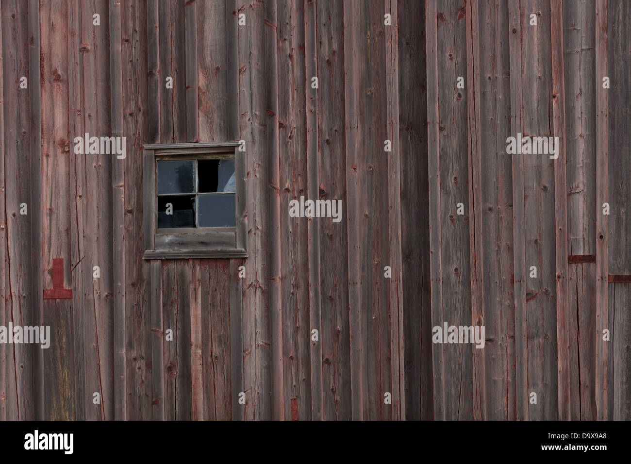 Windows auf einem sehr alten Holz Gebäude Stockfoto