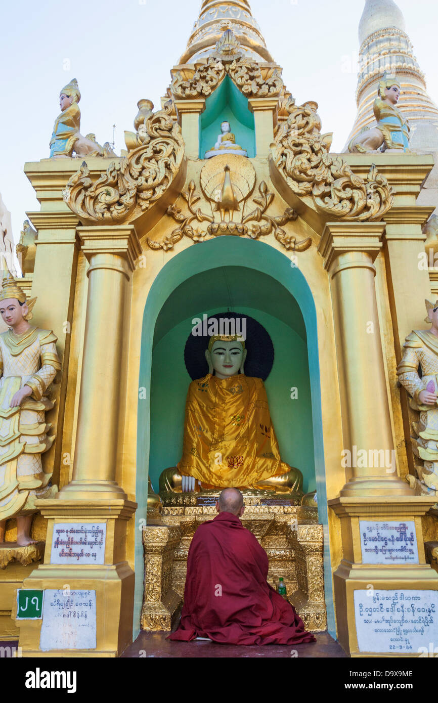 Myanmar, Yangon, Shwedagon-Pagode, Buddha-Statue und Mönch Stockfoto