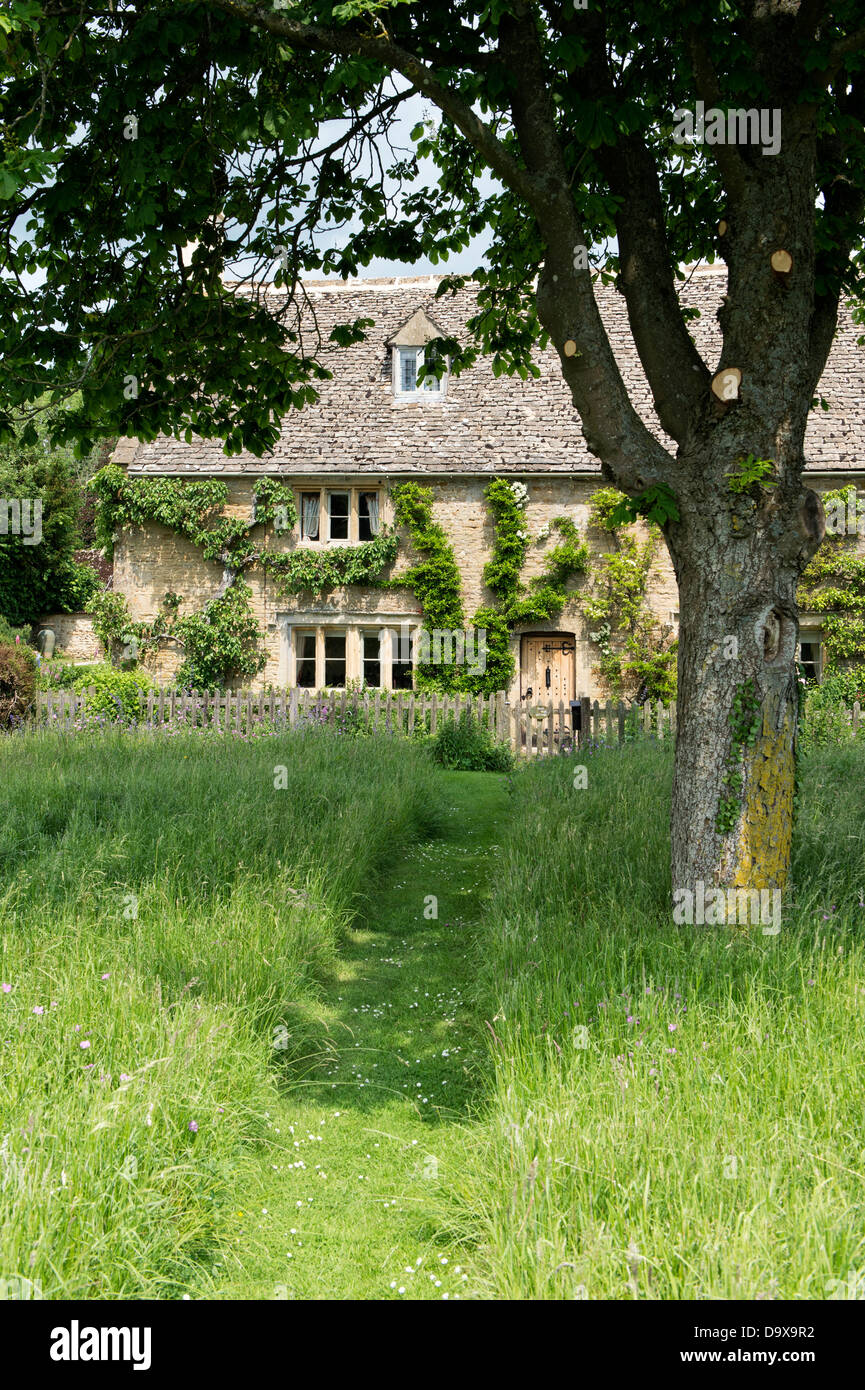 Gemähten Weg durch lange führenden Upto Cotswold Landhaus aus Stein. Wyck Rissington, Cotswolds, Gloucestershire, England Stockfoto