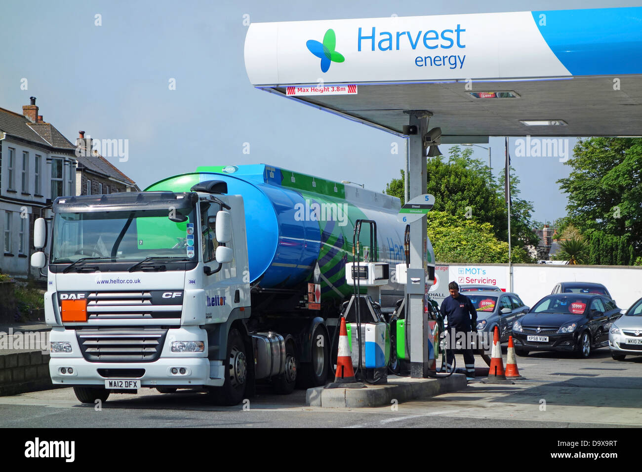 Ein Treibstoff-Tanker an einer Tankstelle "Ernte Energie" Stockfoto