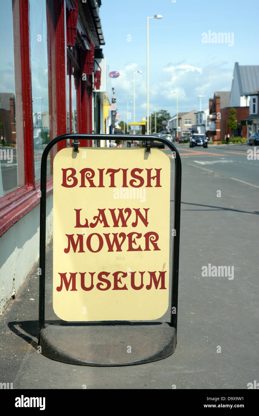 Ein Schild British Lawn Mower Museum Stockfoto