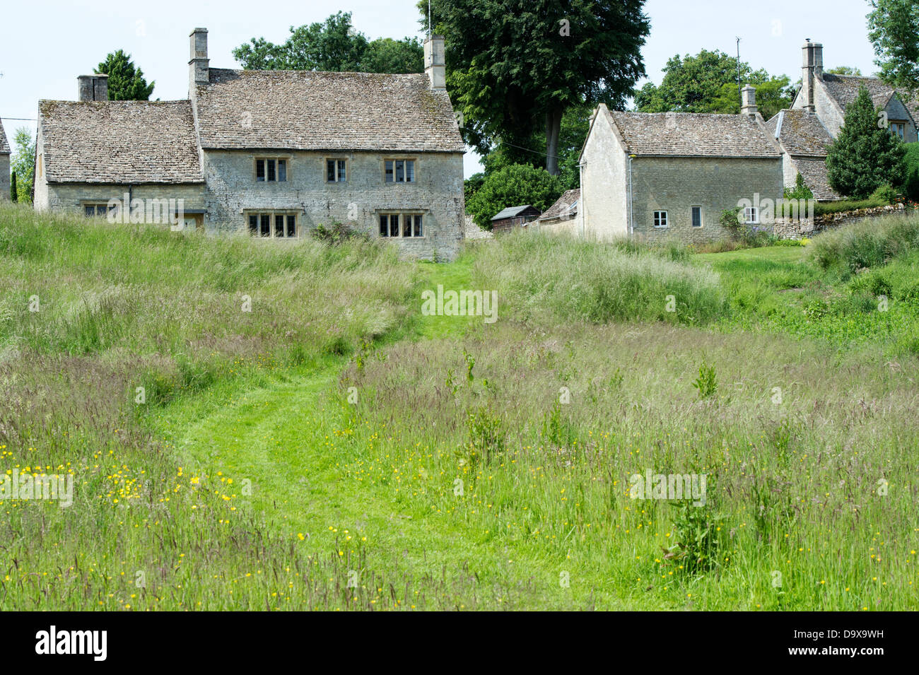 Gemähten Weg durch lange führenden Upto Cotswold Landhaus aus Stein. Wenig Barrington, Cotswolds, Gloucestershire, England Stockfoto