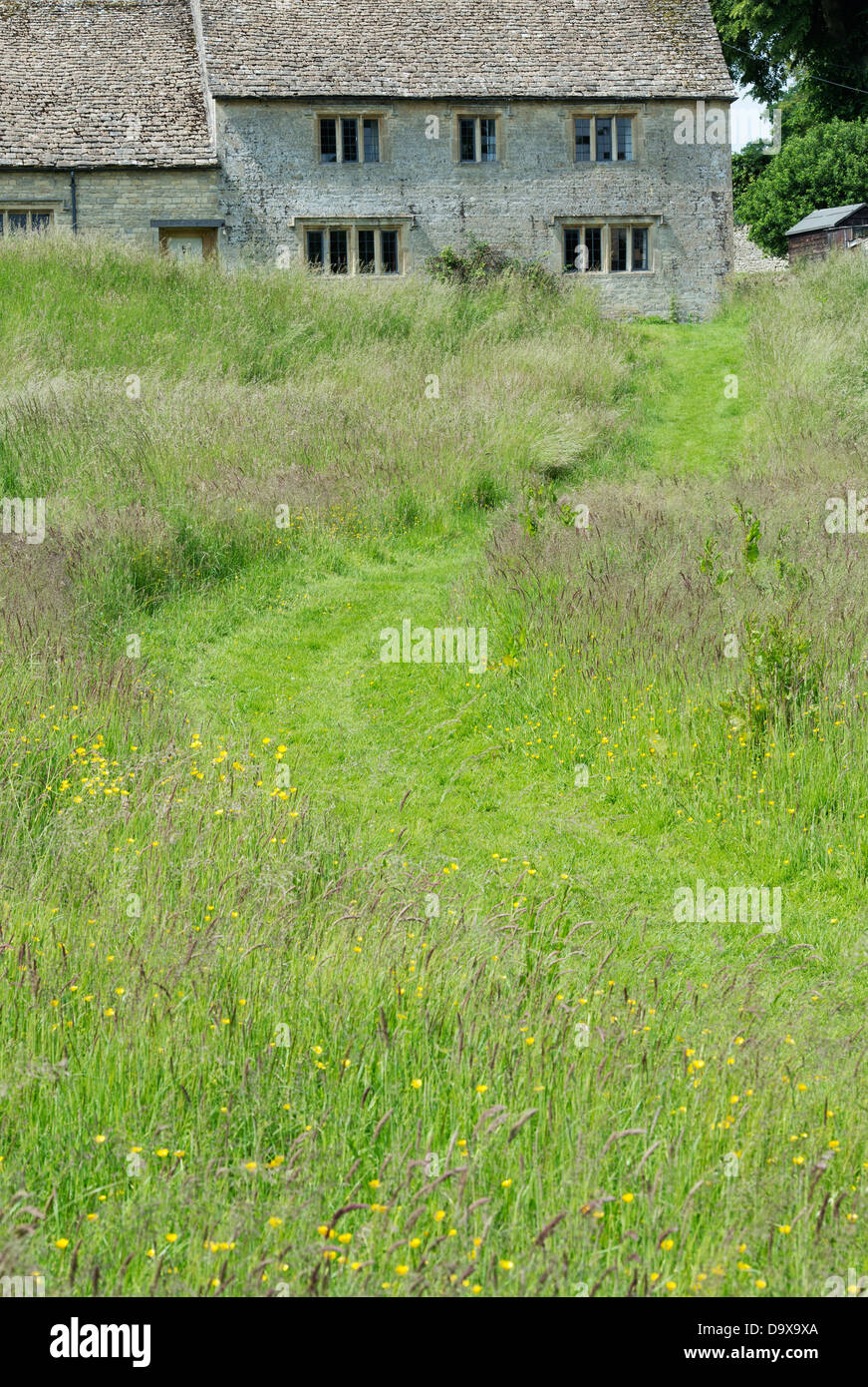 Gemähten Weg durch lange führenden Upto Cotswold Landhaus aus Stein. Wenig Barrington, Cotswolds, Gloucestershire, England Stockfoto