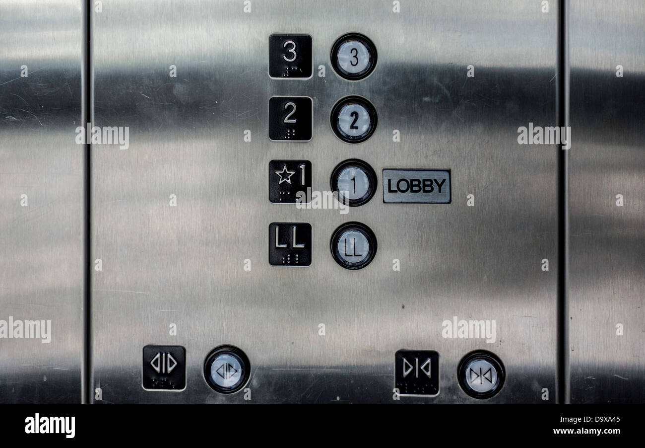 Elevator Buttons, mit Fingerabdrücken verschmierte, aus dem Inneren der Aufzug in einem Krankenhaus. Oklahoma, USA. Stockfoto