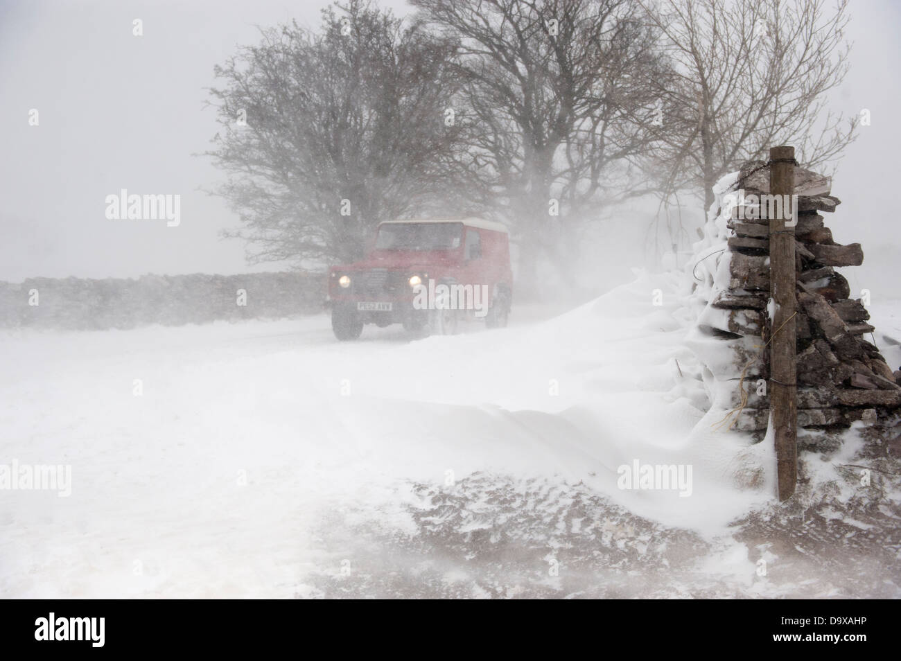 A685 in der Nähe von Ravenstonedale, Cumbria, in einem schweren Schneesturm. Stockfoto