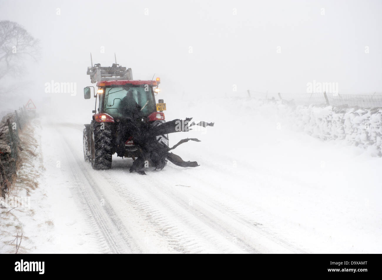 Tracto auf die A685 in der Nähe von Ravenstonedale, Cumbria, in einem schweren Schneesturm. Stockfoto