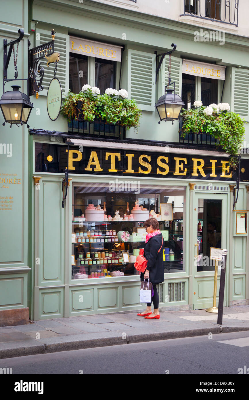 Schaufensterbummel für Frauen in der Patisserie Laduree in Saint German des Pres, Paris, Frankreich Stockfoto